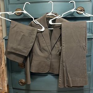 Brand new (no tags) full 3 piece suit includes jacket, pants, AND pencil skirt